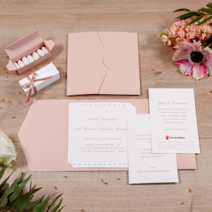 Partecipazione solidale La vie en Rose con folder rosa, regalo solidale in ambito Bomboniere solidali